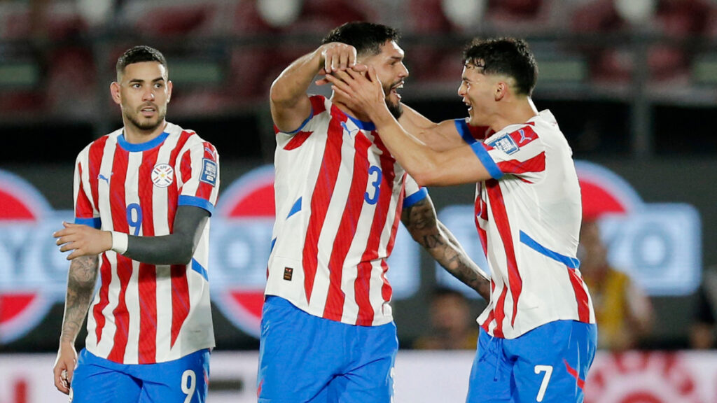 Jugadores de Paraguay celebran el gol. - Reuters.