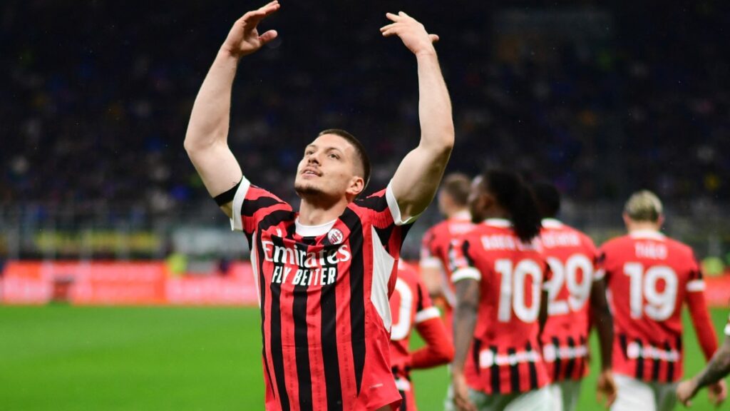 Milan vence 3-0 al Inter con doblete de Jovic
