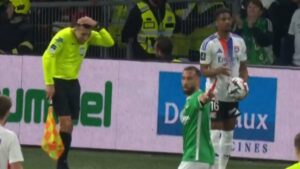 Suspenden el Saint-Étienne vs Lyon tras la agresión de un aficionado al árbitro abanderado