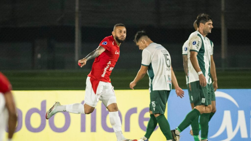 El festejo de Vergara tras su golazo en Montevideo. Conembol.