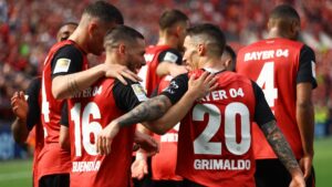 Bayer Leverkusen vence al Augsburg y retrasa el título del Bayern