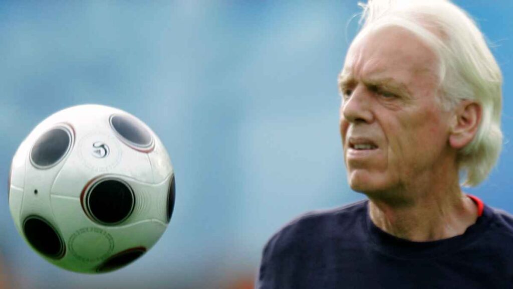¿Cuántos títulos ganó Leo Beenhakker y a qué equipos dirigió?