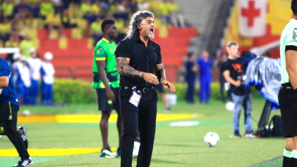 Leonel Álvarez, DT de Bucaramanga | VizzorImage.