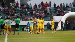 Aficionados del Atlante avientan objetos a jugadores del Morelia en el Coruco Díaz
