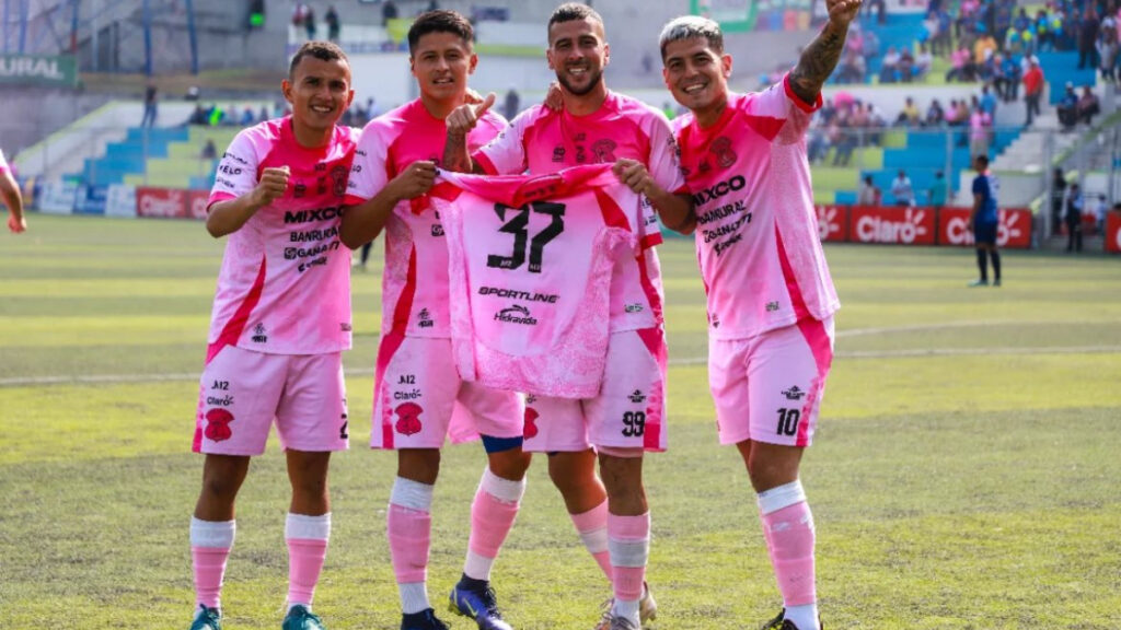 Martínez y compañía celebran.