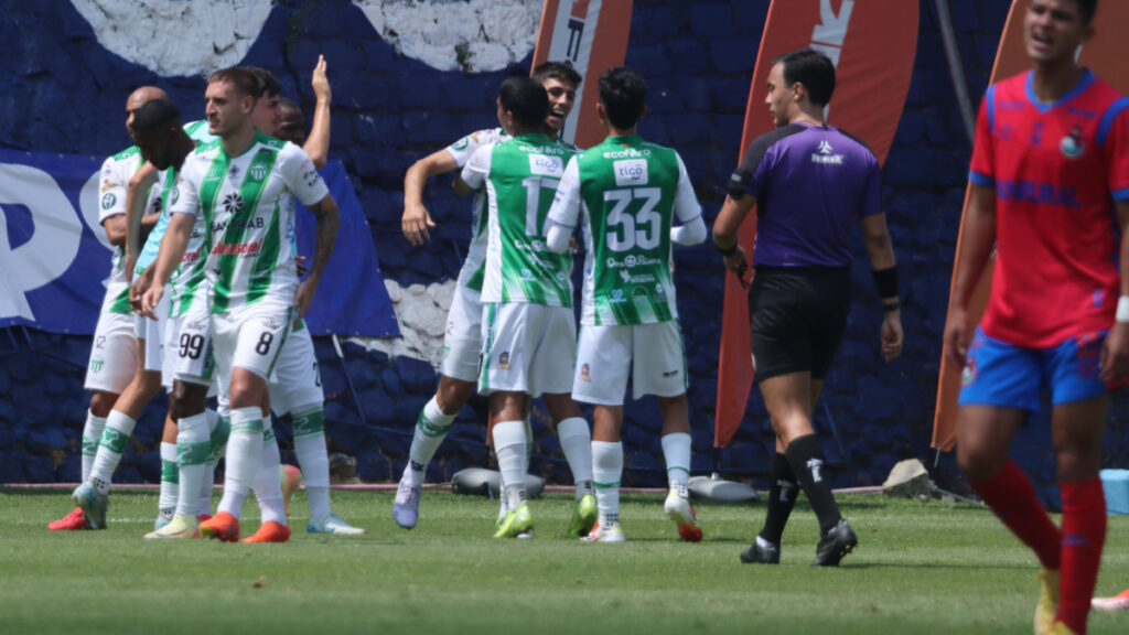 El gol de Apaolaza que abrió la victoria de Antigua. (Emisoras Unidas)