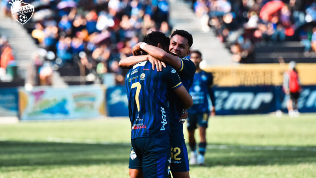 Mejía celebra su gol. (Cobán Imperial-Facebook Oficial)