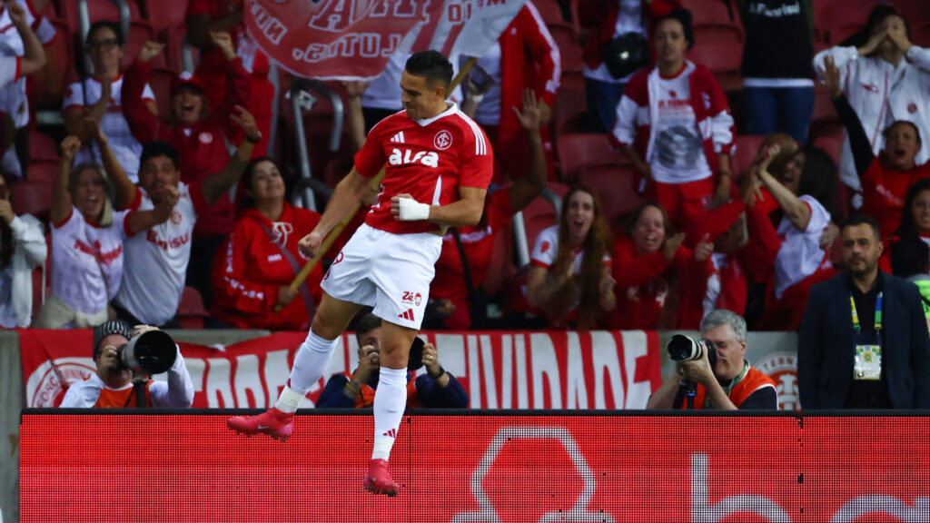 Rafael Santos Borré celebra un gol con Internacional. - Reuters.