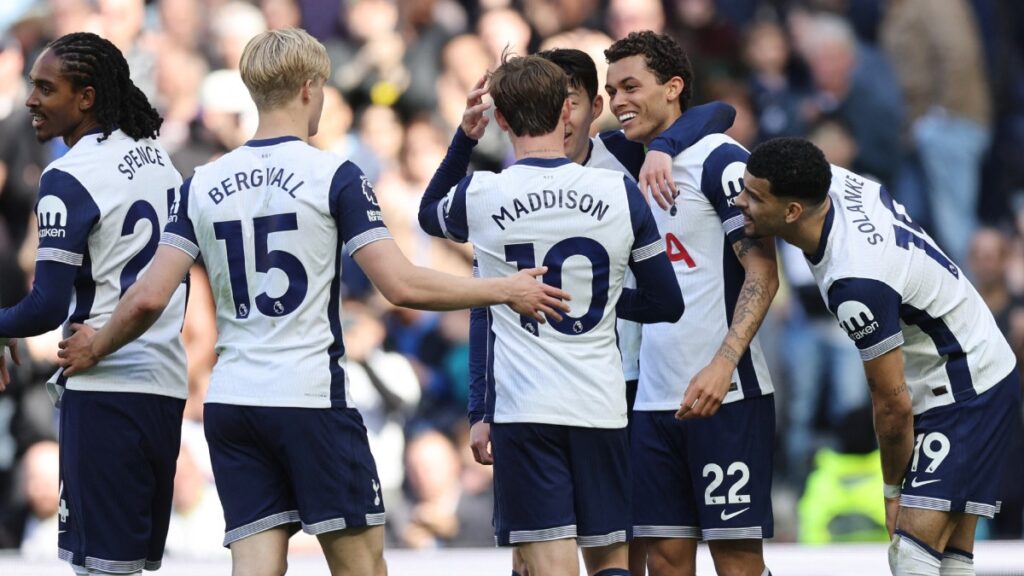 Brennan Johnson emula a Gareth Bale y el Tottenham sentencia al Southampton a la Championship