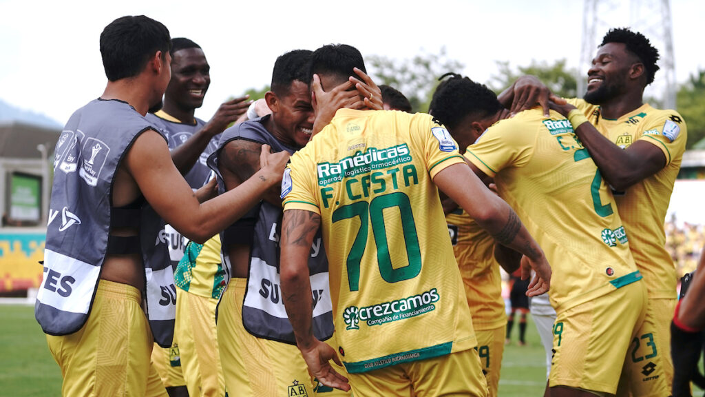 Jugadores de atlético Bucaramanga celebran un gol. - Vizzor Image.