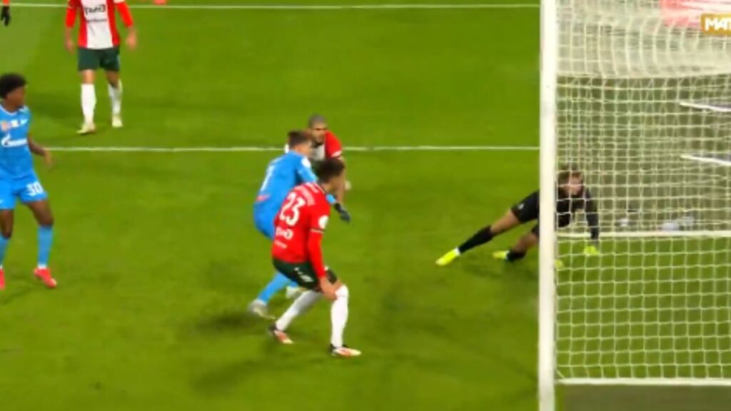 César Montes se había quedado en la banca durante tres partidos en los que le metieron ocho goles a su equipo el Lokomotiv