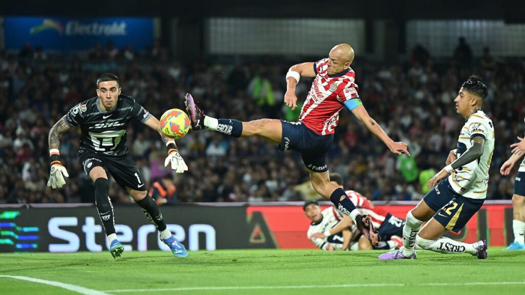 Pumas y Chivas se juegan el último boleto al Play In | Imago7