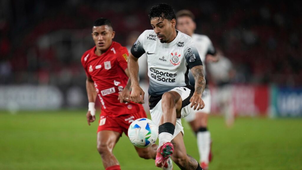 Una postal del duro juego en Cali. AP
