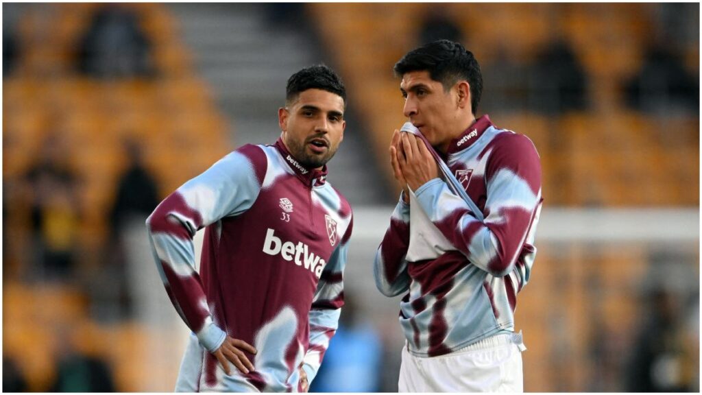 Edson Álvarez junto a Emerson Palmieri en el West Ham | Reuters