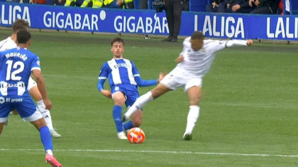 ¡Entrada criminal! Mbappé, expulsado por primera vez en el Real Madrid por pisotón a Antonio Blanco