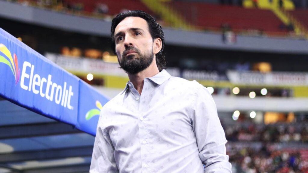 Gerardo Espinoza dejará de ser el técnico de las Chivas