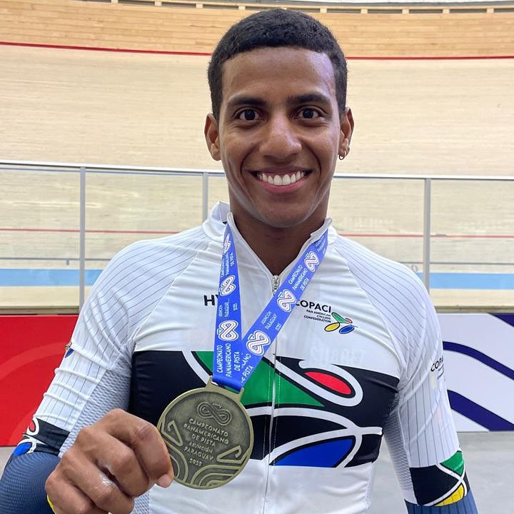 Kevin Quintero con la medalla de oro.