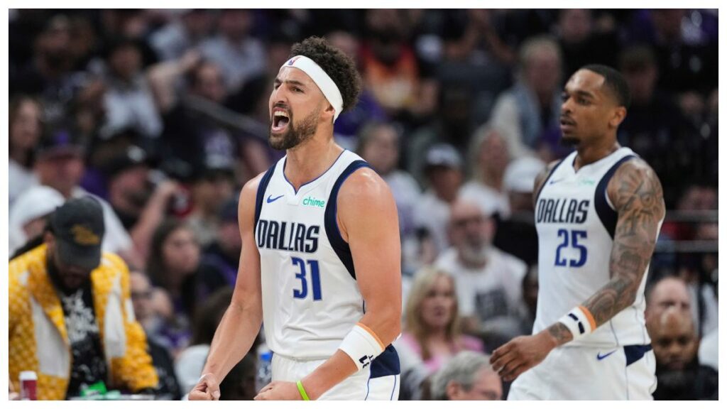 Klay Thompson conduce el triunfo de los Mavs en Sacramento. AP