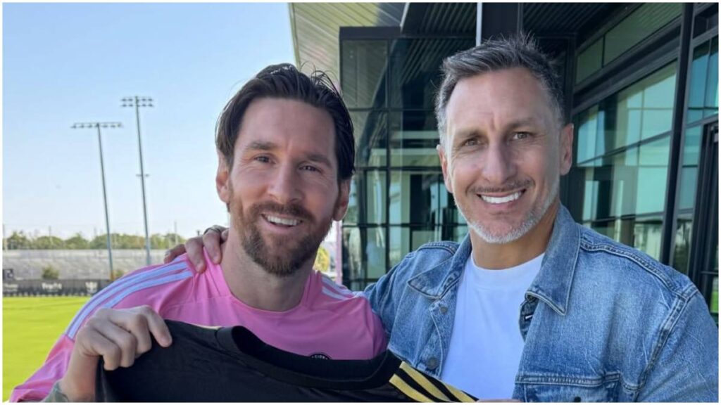 Leo Messi y Chaco Gimenez con jersey de la selección mexicana | X: @christianchaco