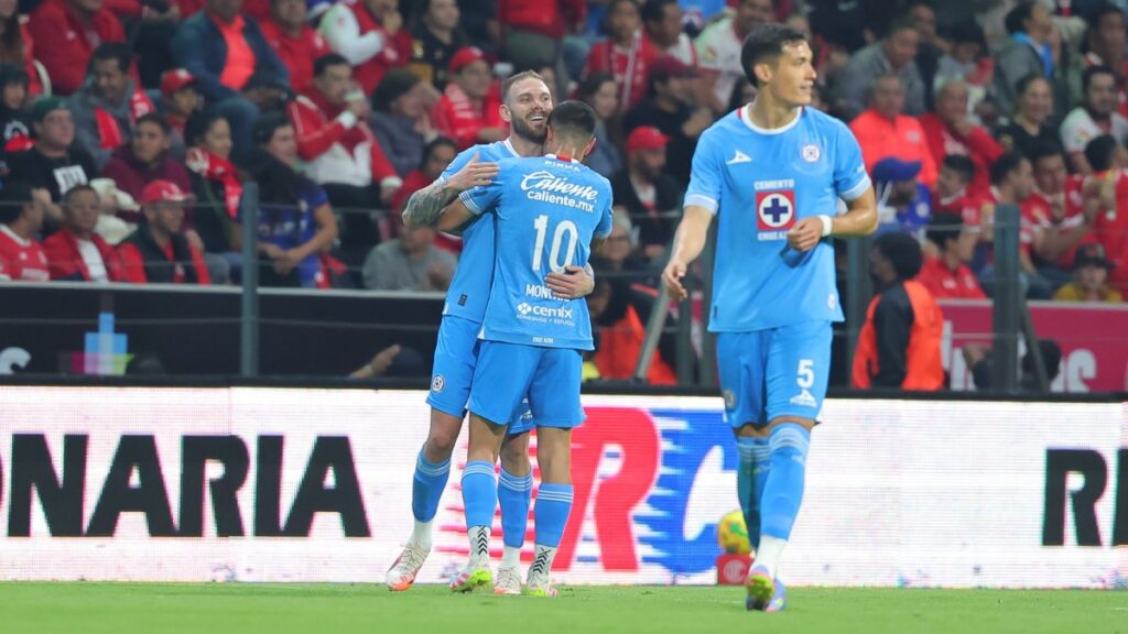 Cruz Azul en festejo de gol