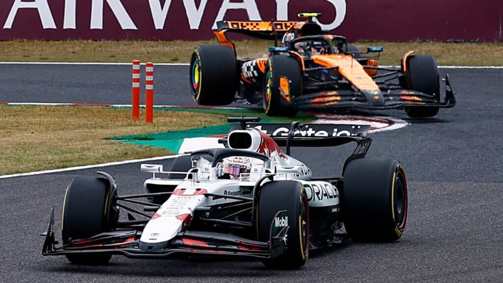 ¡Primer Round! Max Verstappen y Lando Norris protagonizan polémica salida de pits en el GP de Japón