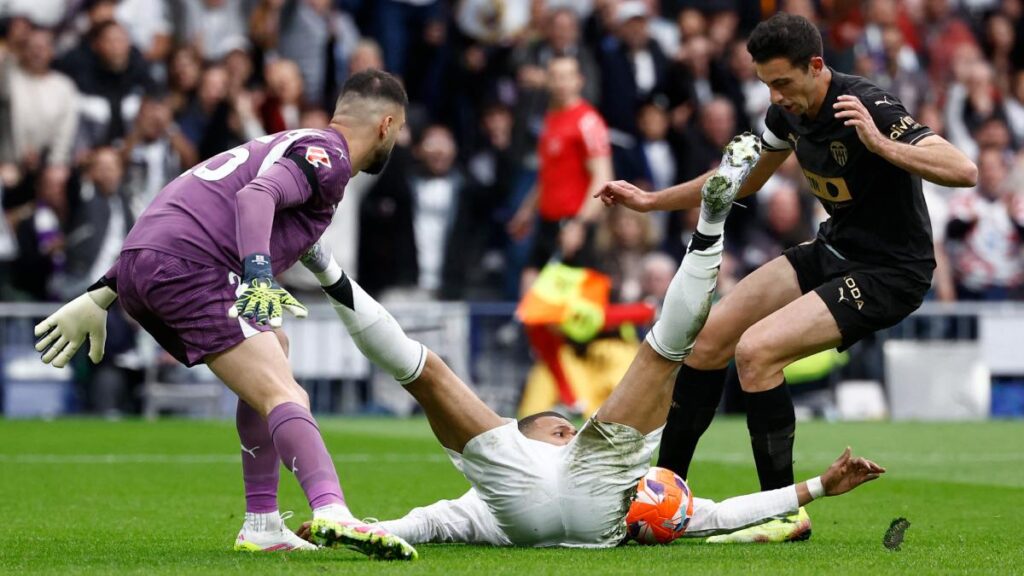 Falta sobre Mbappé en el partido entre Real Madrid Valencia