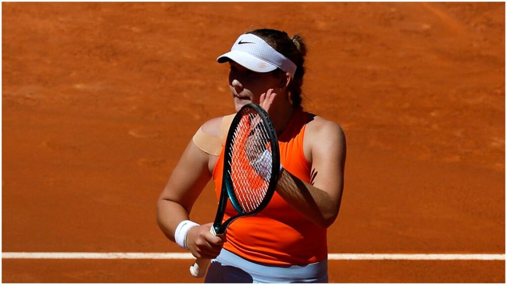 Mirra Andreeva alza la mano en el Abierto de Madrid | Reuters