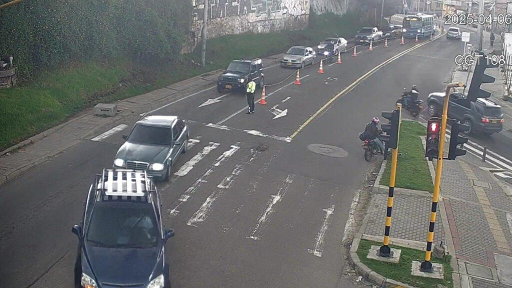 Calle desde cámara de seguridad. - @BogotaTransito.