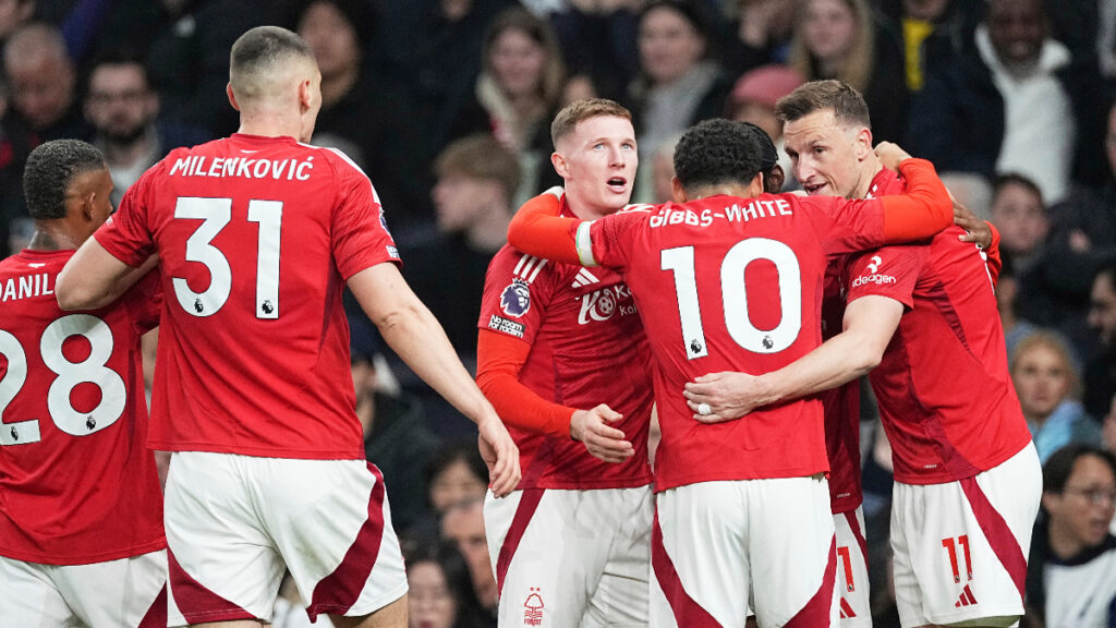 Jugadores del Nottingham Forest celebran un gol. - AP.