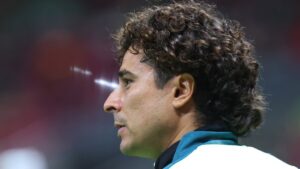 Guillermo Ochoa despide a Leo Beenhakker con emotivo mensaje: “Me duele el alma”