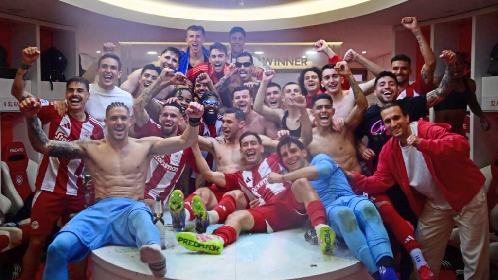 Olympiacos se impone 1-0 al AEK de Orbelín Pineda