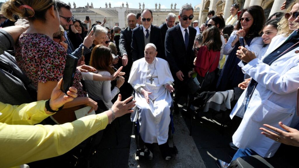 Papa Francisco reaparece en la plaza de San Pedro | Reuters