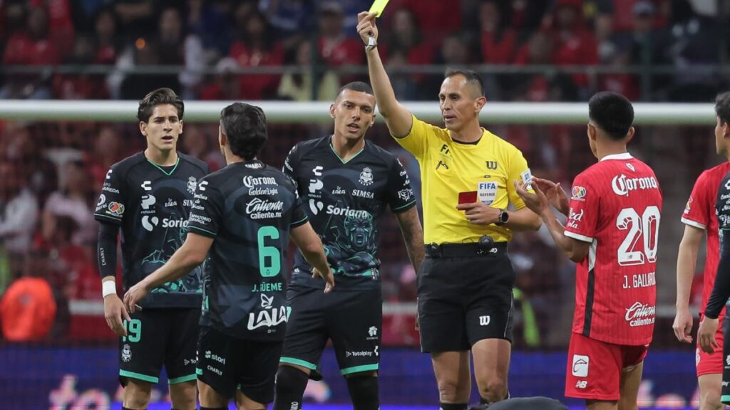 ¡Tremenda muestra de fair play! Paulinho reconoce que no recibió falta y evita la expulsión de Javier Güemez