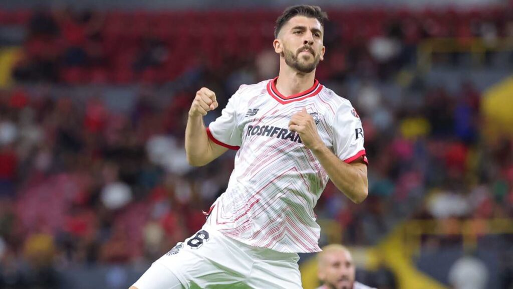 Paulinho brilla con triplete, se hace del liderato de goleo y el Toluca consigue vibrante victoria en su visita al Atlas