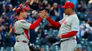 Los Phillies acaban con su mala racha de cinco derrotas y vencen a los Cubs