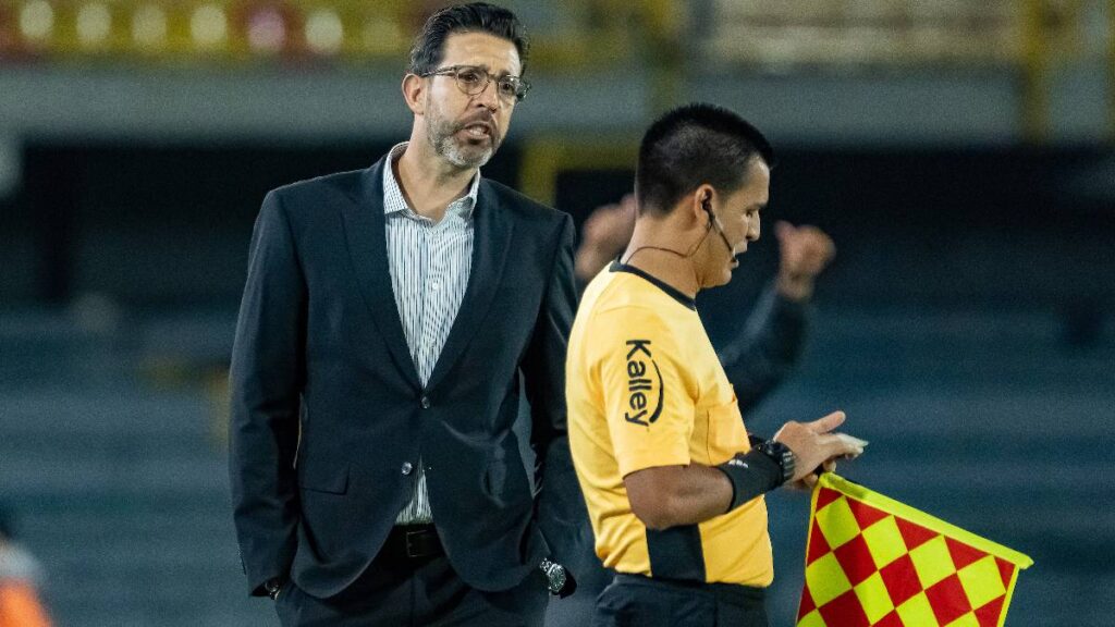 Jorge Bava con Santa Fe / Vizzor
