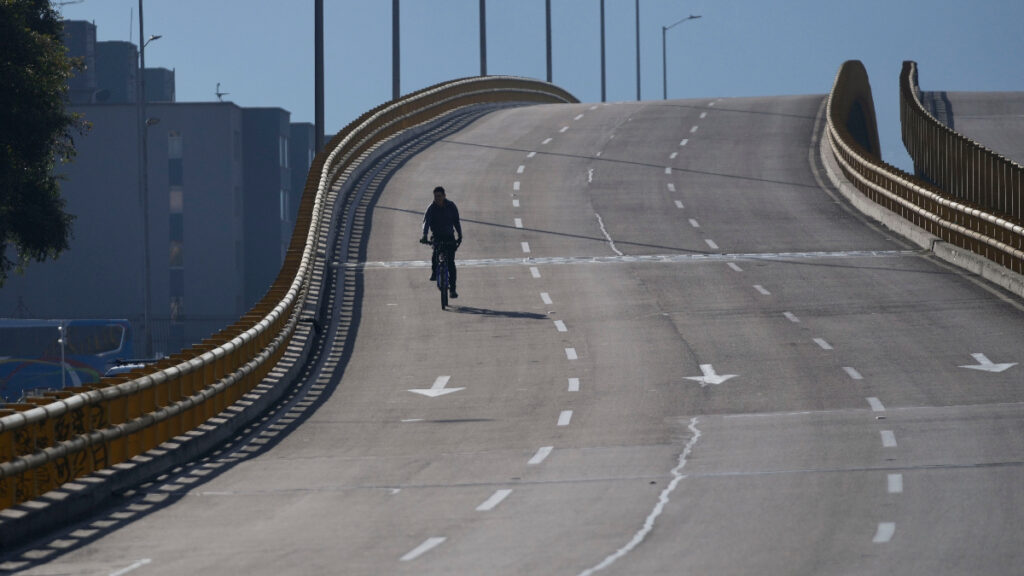 Puente en Bogotá. - AP.