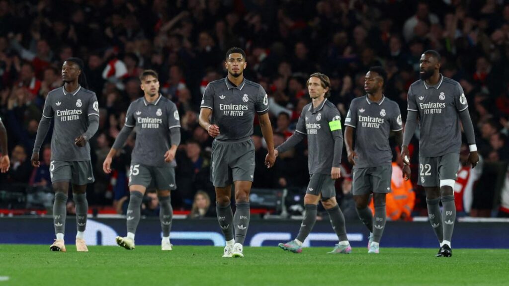 El Real Madrid sufrió una de sus peores derrotas en la Champions League, caer 3-0 ante el Arsenal en la ida de los cuartos de final, dejando muchas dudas para seguir en el camino por el título. En una de sus peores demostraciones, el Madrid quedó exhibido teniendo a sus jugadores estrella como los señalados de la derrota. Los reprobados del Real Madrid ante el Arsenal en la Champions League Kylian Mbappé La delantera del cuadro merengue fue una de las más señalas y no solo en este partido. Desde que inició el torneo tardaron en adaptarse a la llegada de Kylian Mbappé y la producción de goles ha disminuido. El delantero francés no estuvo contundente frente al marco del Arsenal, teniendo la más clara en el primer tiempo del partido. Mientras que en la segunda parte falló un centro de Bellingham mandando el balón por un costado. Camavinga El jugador francés no estuvo fino en los pases en el partido, pero lo peor llegó en la segunda mitad, cuando se hizo expulsar en los minutos finales del partido por doble amarilla, dejando al equipo sin un arma menos para la vuelta. David Alaba La defensa fue de la más exhibida en el partido. Alaba no estuvo fino por el costado, permitiendo que Saka llegara sin complicaciones, además de una gran acumulación de pases fallados. Rüdiger Otro que tuvo problemas para poder estar acertado fue Rüdiger, aunque pudo ayudar a evitar más errores que pasaban por Alaba, tuvo mucha confianza en la salida, regalando balones o poniendo en aprietos al medio campo. Luka Modric Aunque normalmente es uno de los jugadores más seguros del cuadro blanco, Modric tuvo que lidiar con todos los problemas que lo rodeaban. La presión del Arsenal y lo mal que estuvo la defensa, impidieron que pudiera tener el control del balón y que pudiera abrir el campo para el Madrid. No logró desplegar su mejor fútbol lo que complicó que tuviera los pases necesarios a los delanteros. Bellingham y Vinicius Al igual que Mbappé ambos tuvieron problemas para estar seguros frente al marco. Aunque tuvieron llegadas, su efectividad se fue perdiendo en el partido y dejaron de ser importantes como fueron pasando los minutos. No lograron combinarse como acostumbran con Rodry o Mbappé, lo que hizo que el ataque quedara nulificado.