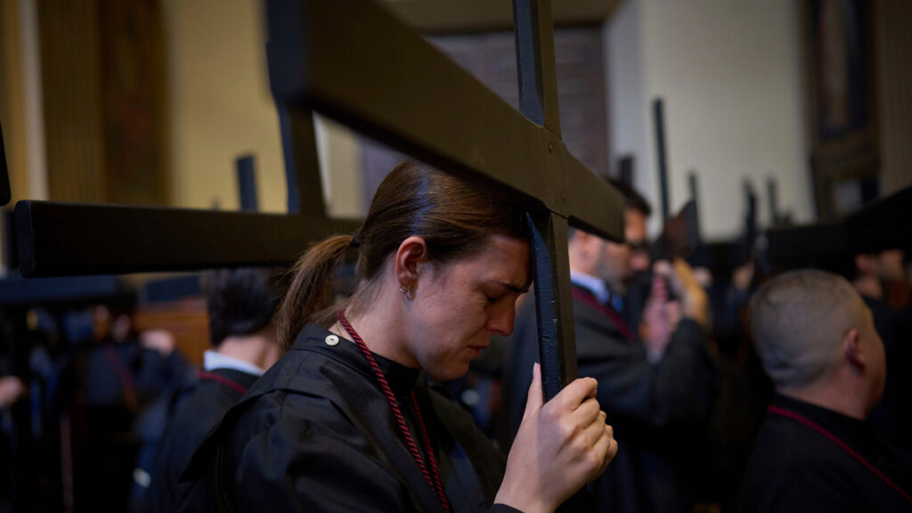 Creyente cristiana en Semana Santa. - AP.