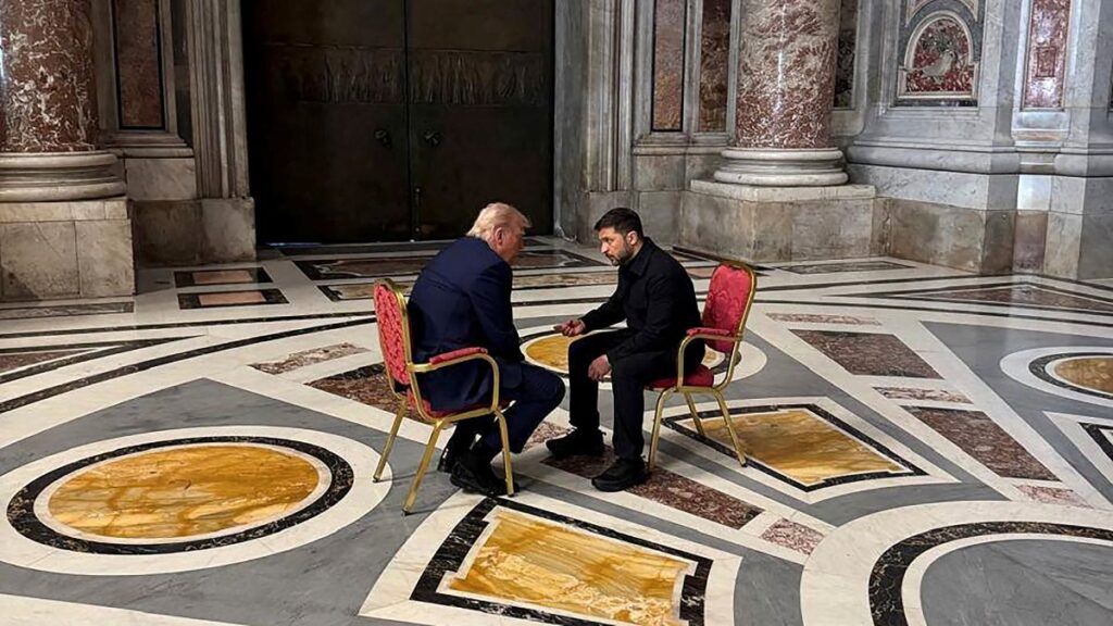 Trump y Zelenskyy en el interior de la Santa Sede