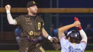 Los Dorados liquidan a los Rieleros con lluvia de carreras para ganar el segundo juego de la serie