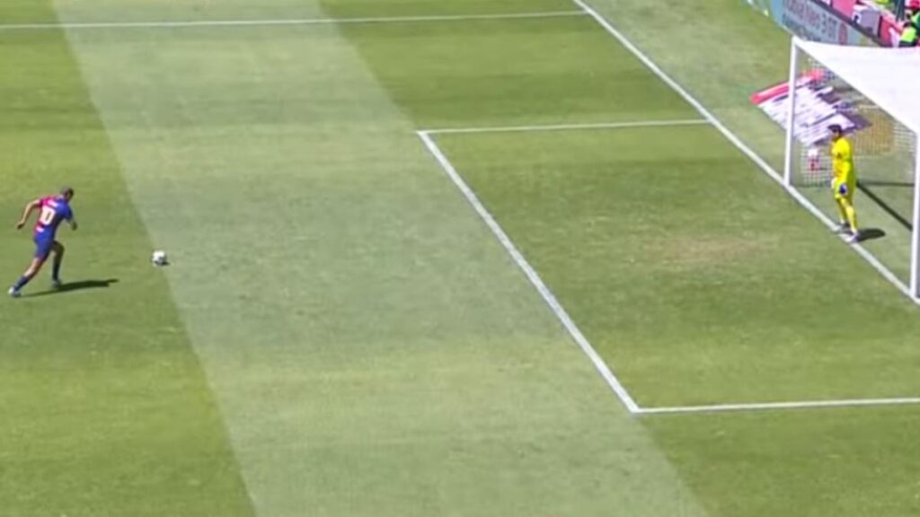 Rivaldo falló la pena máxima que iba a abrir el marcador a favor del FC Barcelona en el Juego de Leyendas 2025.