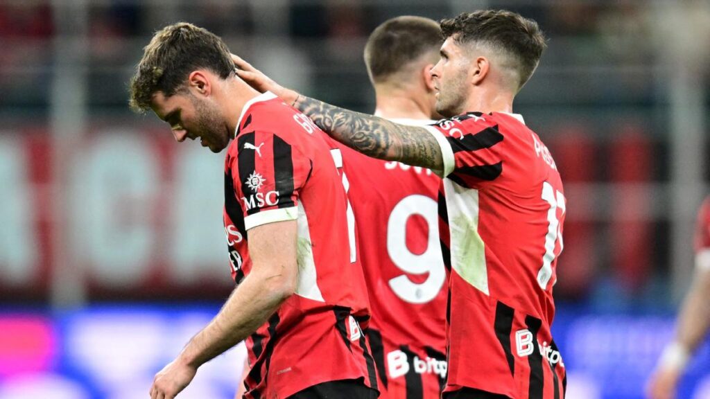 Santiago Giménez sufrió un golpe en el costado que le impidió seguir en el partido entre Milan y Fiorentina