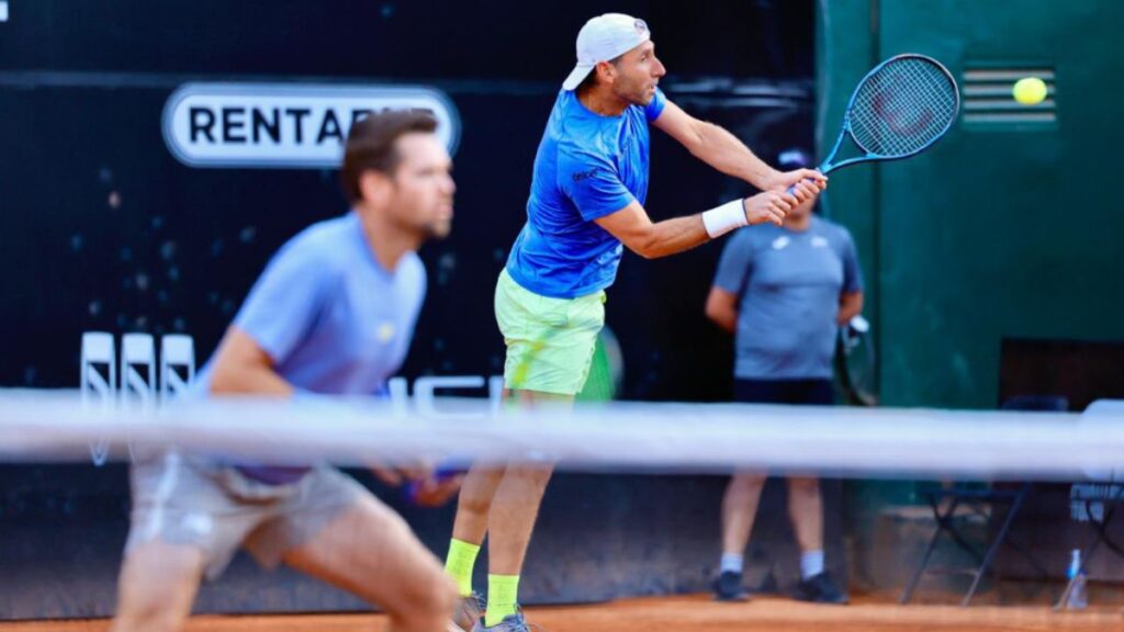 Santiago González le gana la partida a Miguel Reyes-Varela para alcanzar la final de dobles del Mexico City Open