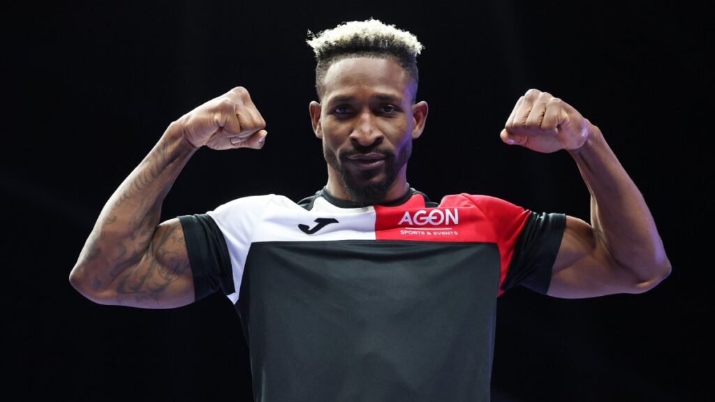 ¿Quién es William Scull y cuál es su récord como boxeador profesional?