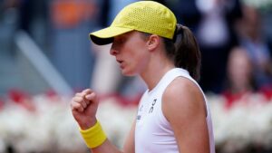 Iga Swiatek remonta un difícil primer set y continúa su camino para defender su título en el Abierto de Madrid