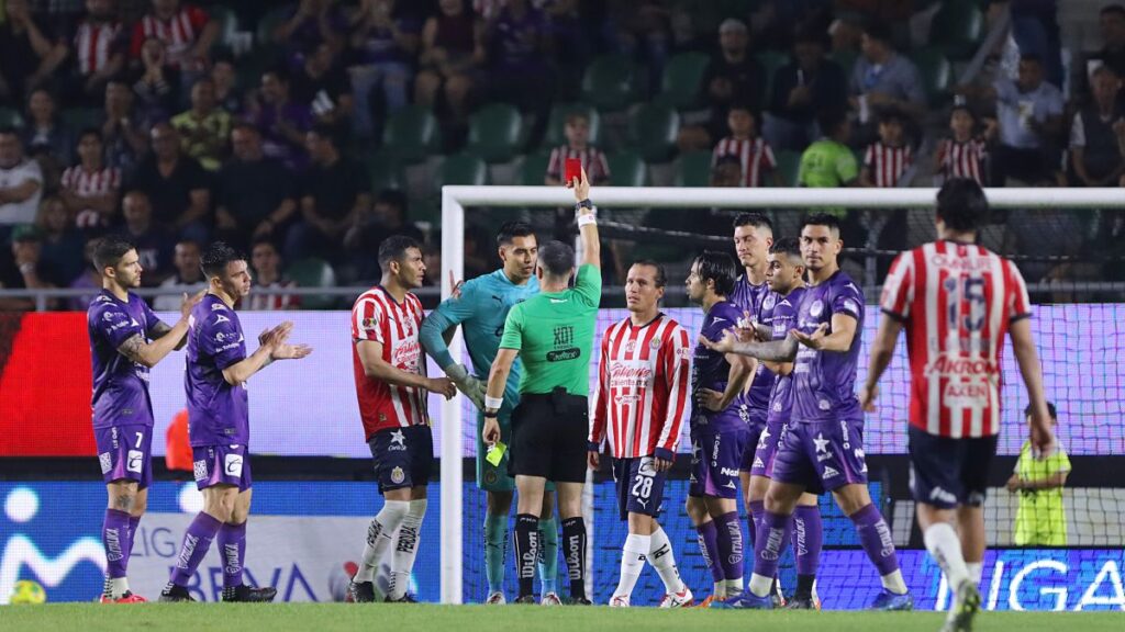 Chivas recibe una 'final' ante Puebla con bajas importantes en defensa