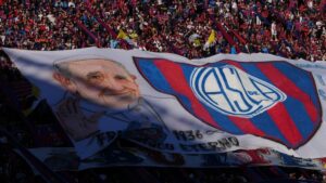 El Papa Francisco recibe homenaje en la cancha de San Lorenzo
