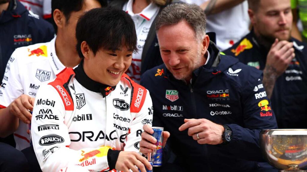 Yuki Tsunoda junto a Christian Horner en Red Bull | REUTERS/Issei Kato