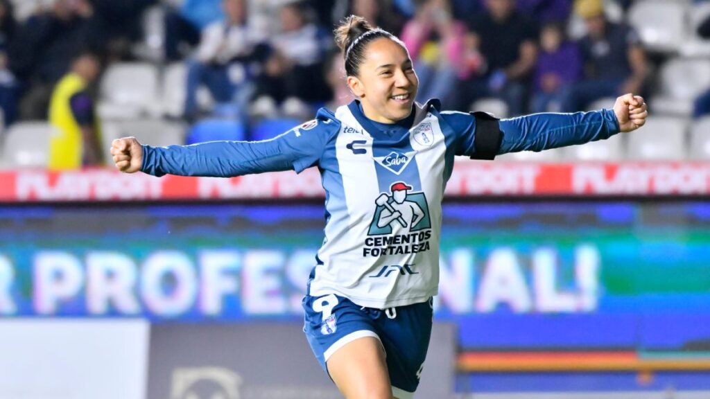 Charlyn Corral en festejo de gol